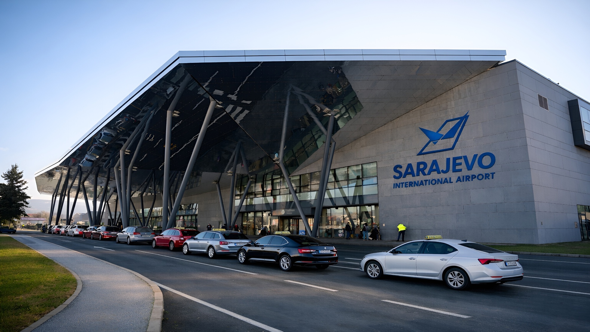 Crni izvršni sedan pred aerodromom u Sarajevu u ranu zoru